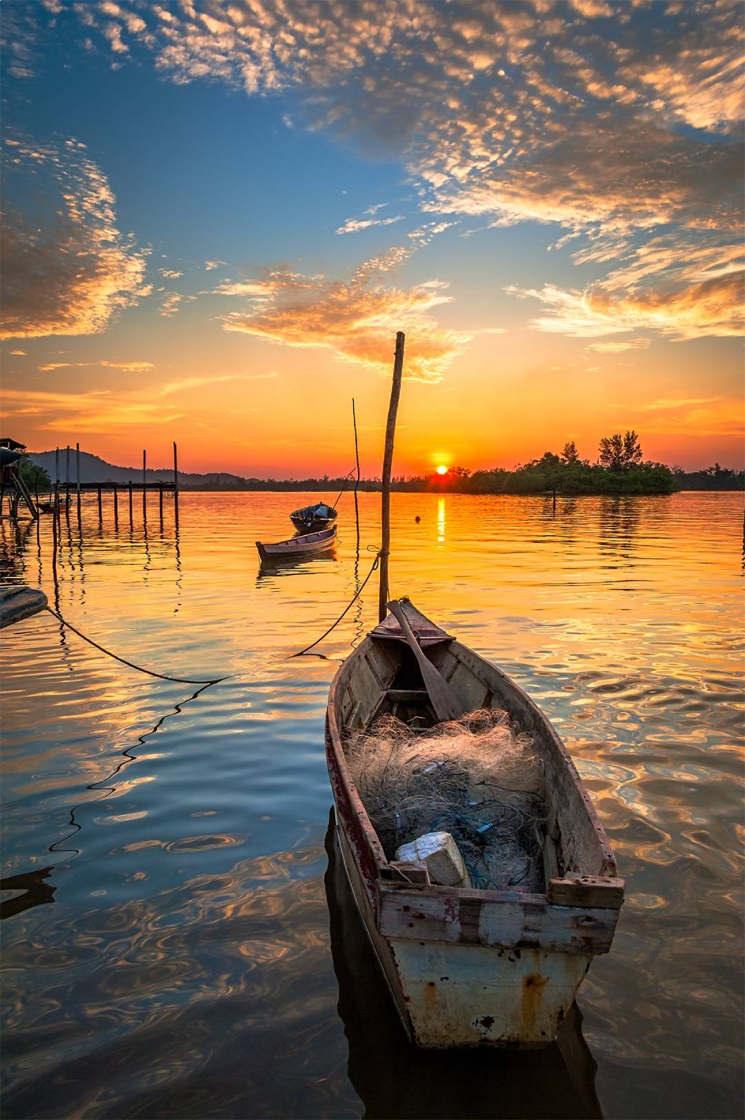 boat-overlooking-sunset